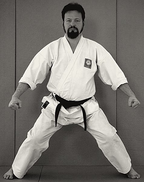 Poziție de forță (kiba-dachi) demonstrată de Shihan Ioan Bălăceanu
